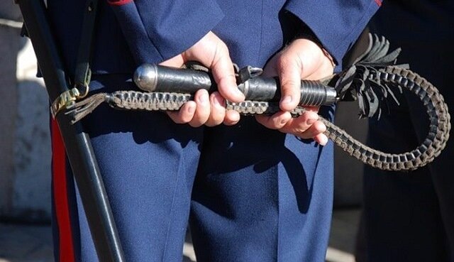 Казак с нагайкой в оцеплении. Фото: Социальные сети