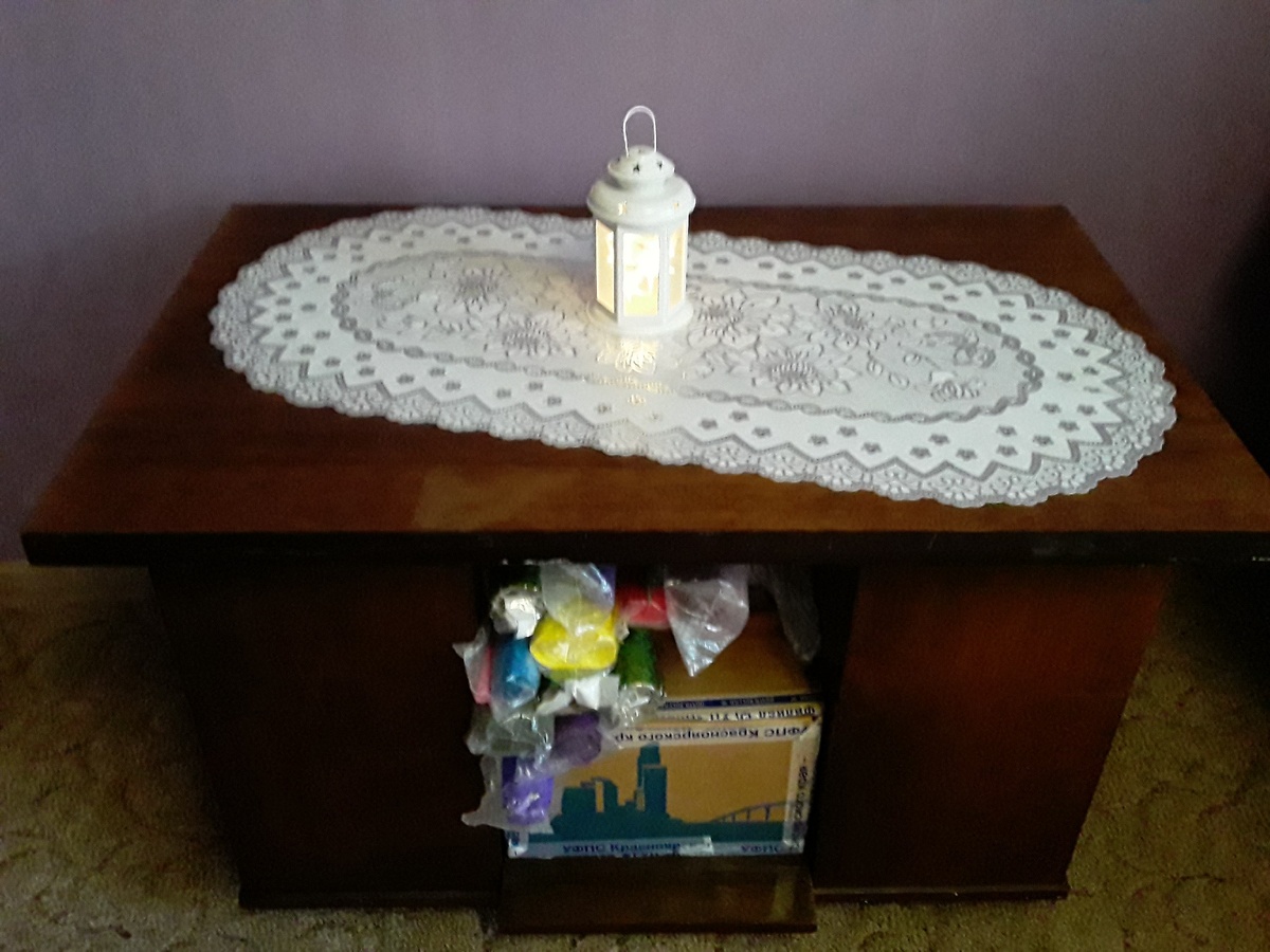 Столик из прошлого, забитый материалами для рукоделия