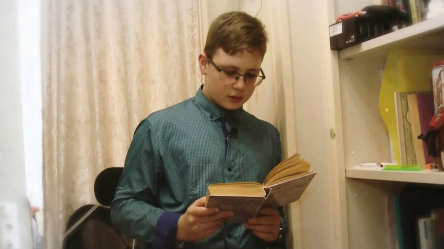 Павел  Онофраш за книгой. Павел справился с трудностями в обучении уже в старших классах и сегодня является примером для других детей!