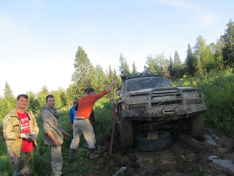 Бортируем колесо в полевых условиях. Второй слева - Кирилл