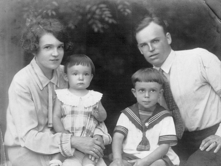 Лида Барбот-де-Марни с родителями и братом