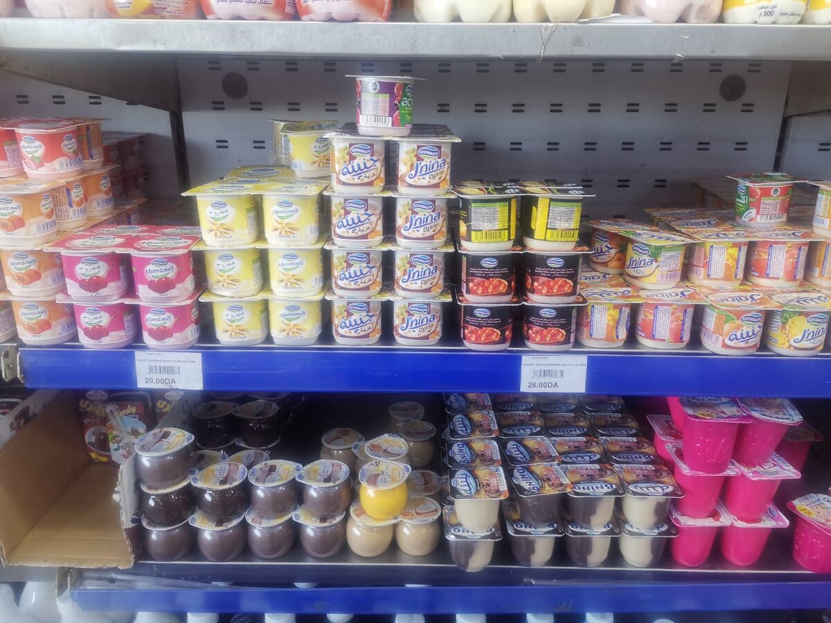 Йогурты на полках алжирских магазинов. Фото из личного архива, листайте вправо.