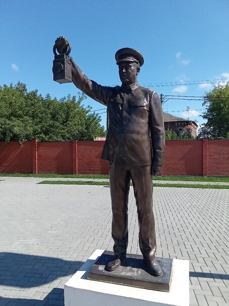  Памятник смотрителю станции  в городе Сасово (Рязанская обл, Россия)