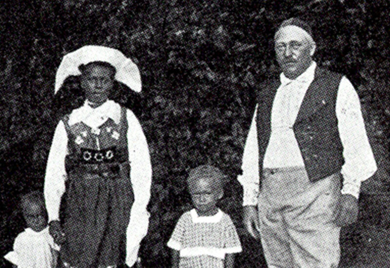 Карл, Сингдо и их дети. Изображение из открытых источников.