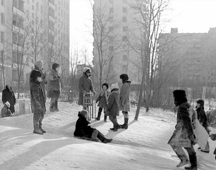 Катание с ледяных горок, СССР. Фото взято из открытых источников: yaplakal.com