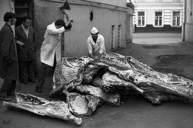 1. Обратите внимание, в каких антисанитарных условиях разделываются туши.

