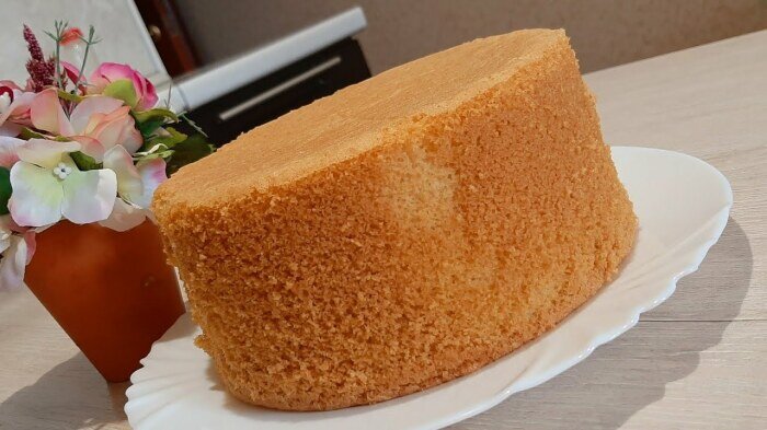 Бисквитный торт любят многие, а вот приготовить пышные коржи для него, которые бы не опадали, получается не у всех. Но эта беда поправима. Можно без проблем испечь классический пышный бисквит, не добавляя в тесто разрыхлитель.