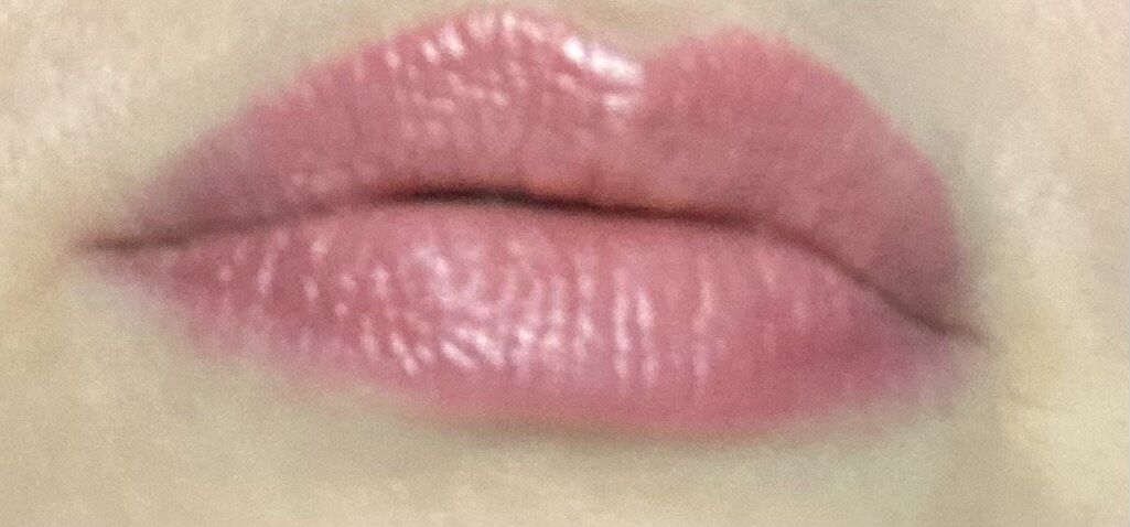 Фото автора. Слегка нанесенная помада See Sheer на губах при холодном освещении.