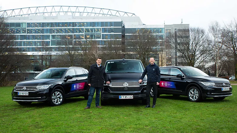 Сотрудники комитета помещаются в три машины: два кроссовера Volkswagen Tiguan и одном минивэне Caravelle