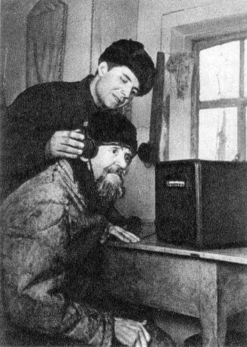 1942 год, партизаны дали послушать радио Самосват Демиду Фёдоровичу.