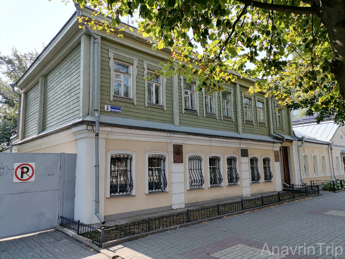 Очень скромный старый дом. И не подумаешь, сколько в нем истории