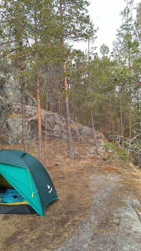 Палатка на скалистой полке.