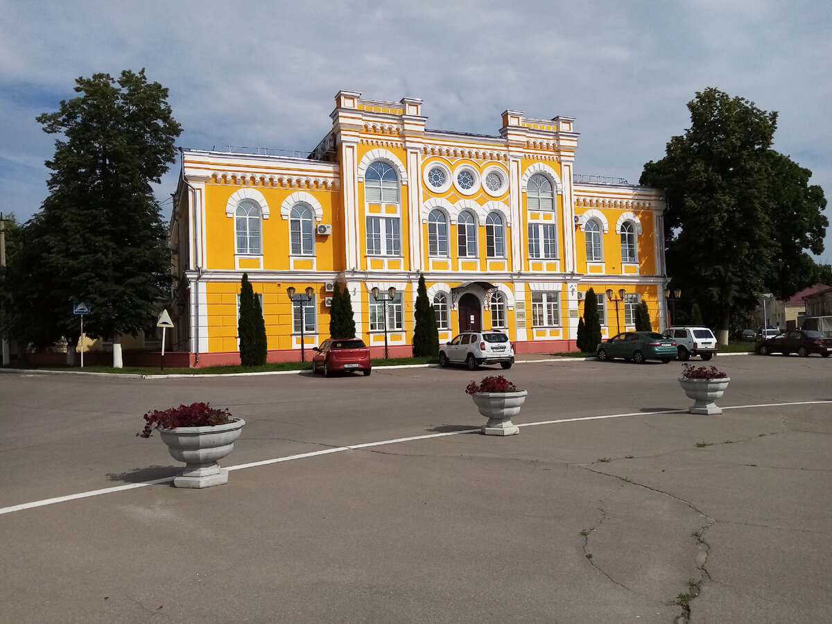 Богучар. Уездная земская управа. Архитектор: В. Е. Переверзев.