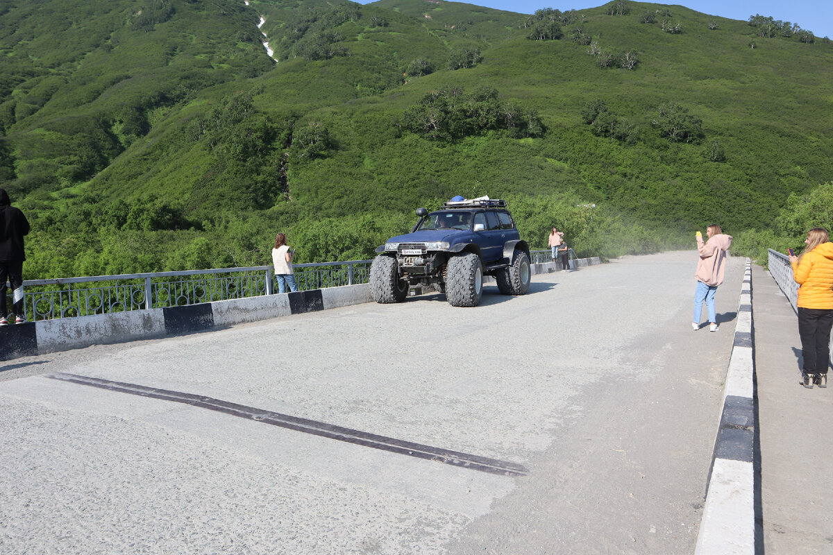 Асфальтированные дороге на Камчатке - только недалеко от крупных городов. Практически везде - бездорожье. 
