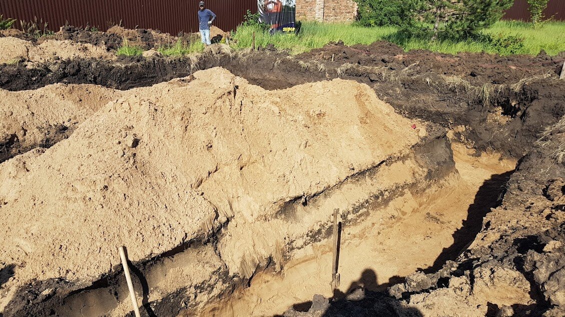 Земляные работы на нашем участке. Фото автора.