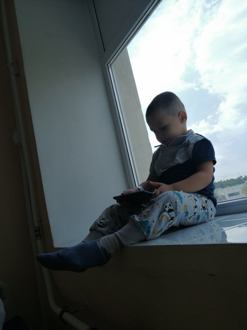 И чего на парня наговаривает, сидит спокойно, мультики смотрит) 