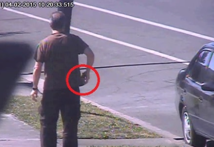 Преследователь и телефон, на котором набиралось сообщение о координатах Джона Лэнга