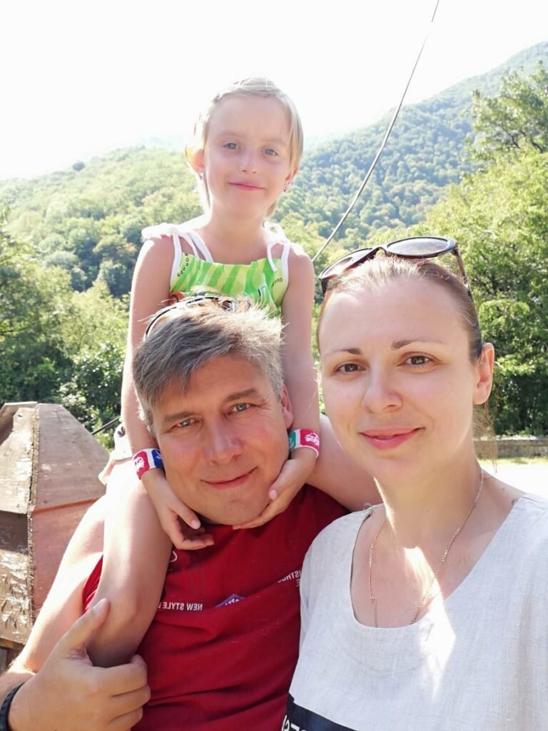 Юлия с мужем и дочкой в отпуске.