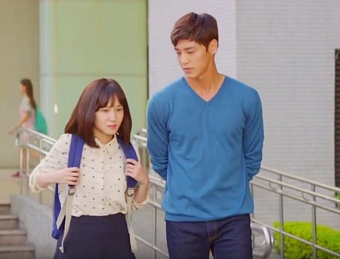 Кадр из сериала. Пак Ынбин в роли О Донхи и Ли Тэхван в роли Хан Соджуна