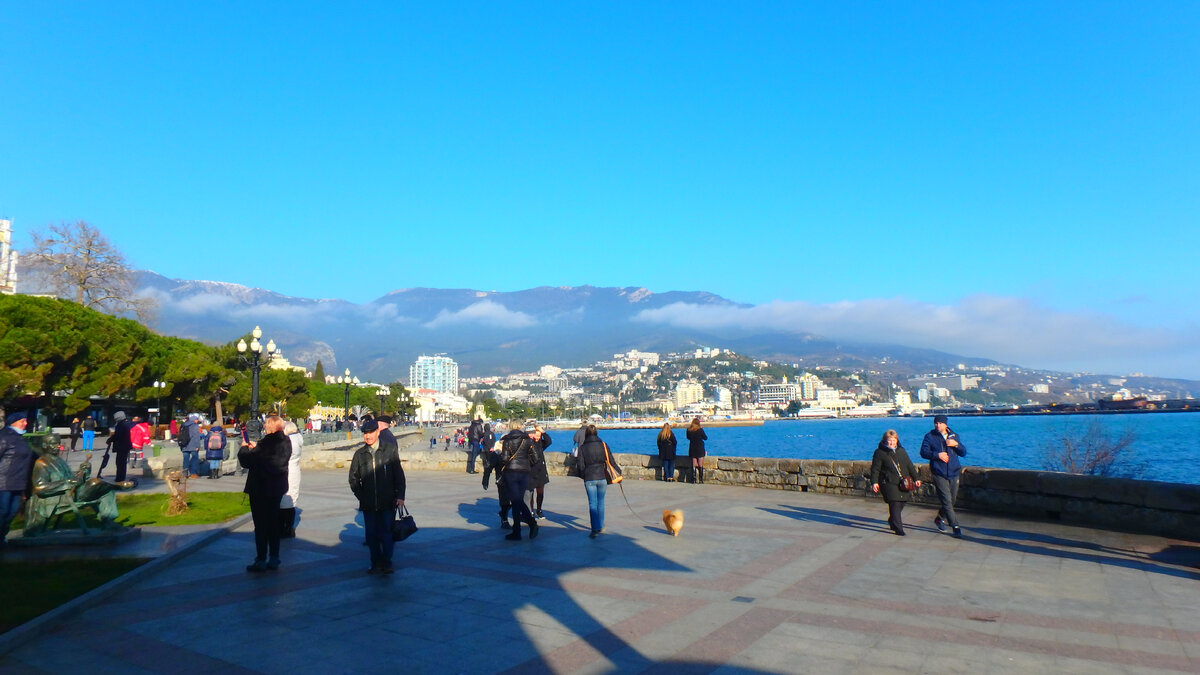 В Ялте на новогодние праздники очень много людей 