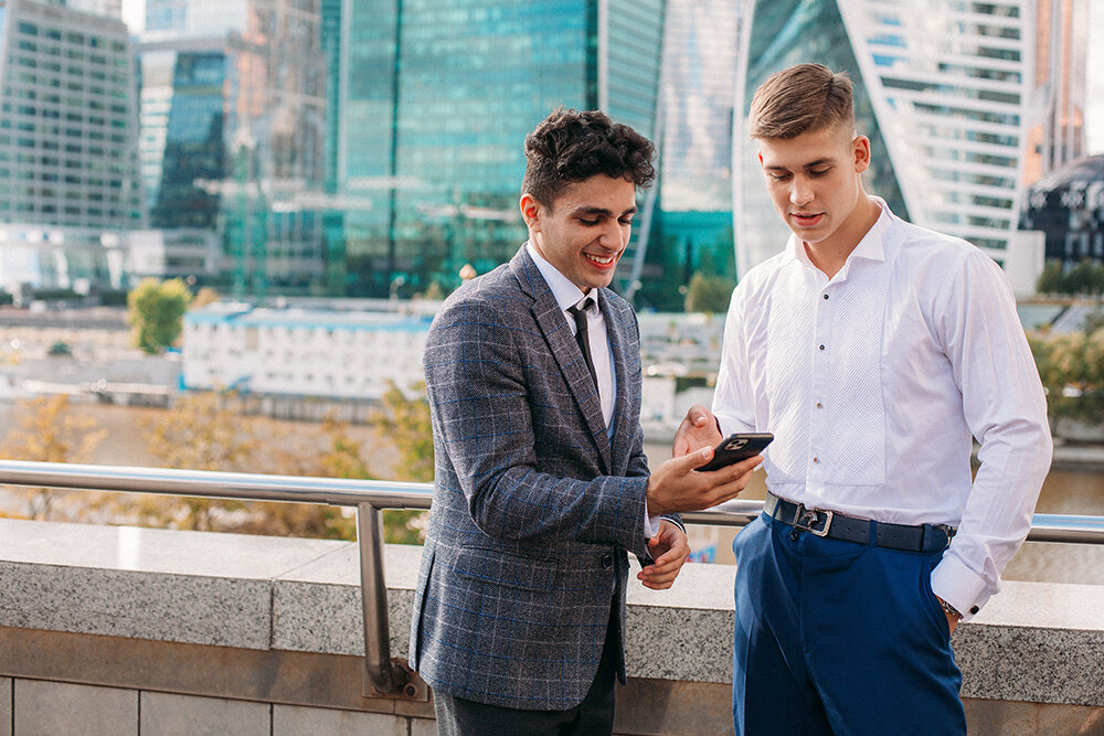 Подчеркнем: вопрос, как стать топ-менеджером банка, при выборе профессии – бессмысленный. Это не профессия. Профессией может «директор HR-департамента» или «директор по продажам» – и это абсолютно разные специализации, хотя обе они относятся к топ-менеджменту.

