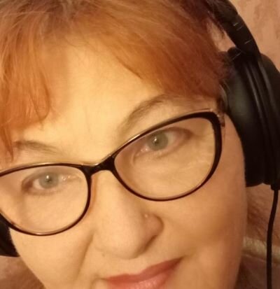 Иногда мне кажется, что половина моей жизни проходит в наушниках, под звуки музыки. Зарядка и медитация утром - в наушниках, работа за ноутбуком - в наушниках... Музыка всегда со мною. Фото: Женщина после 50