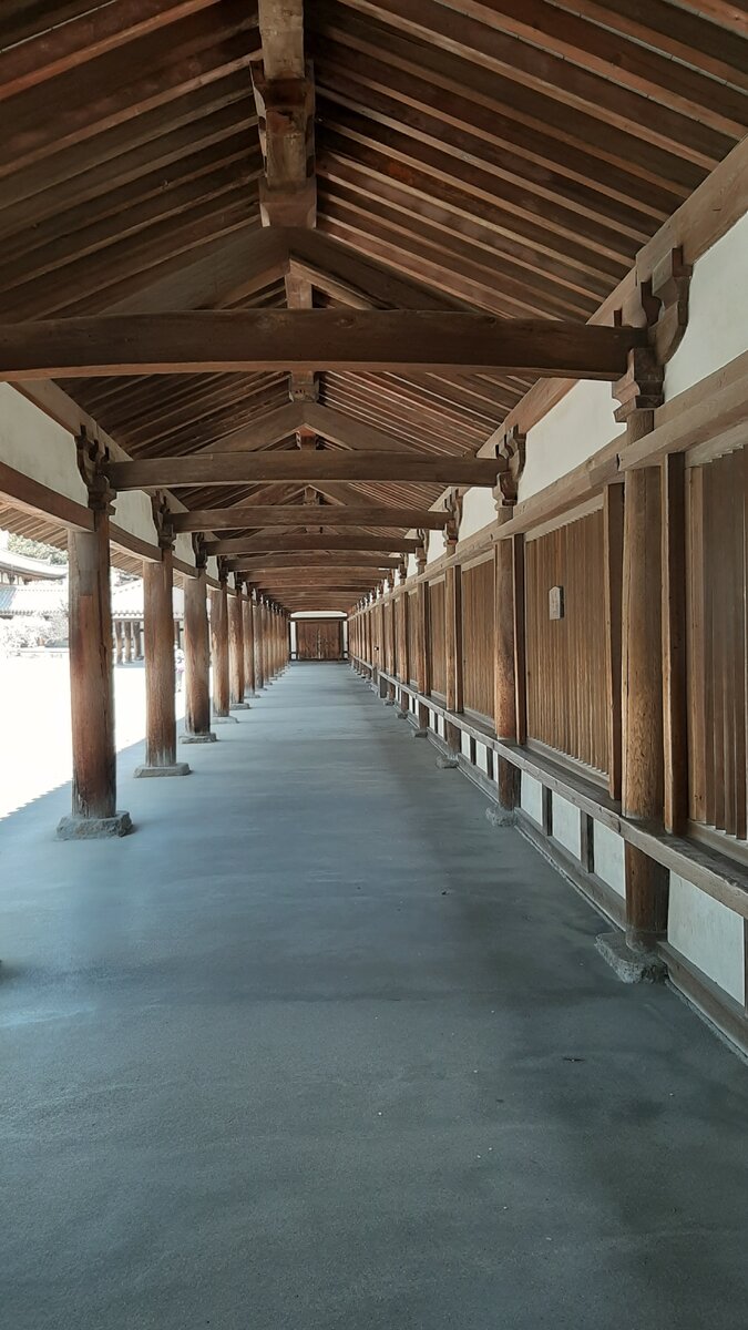 Один из коридоров внутри храмового комплекса Хорю-дзи.