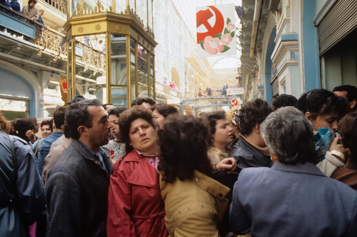 Москва 1989 г. Очередь в ГУМЕ В СССР. Очереди СССР 70е. Очереди в СССР 1970. Очередь в магазин СССР.