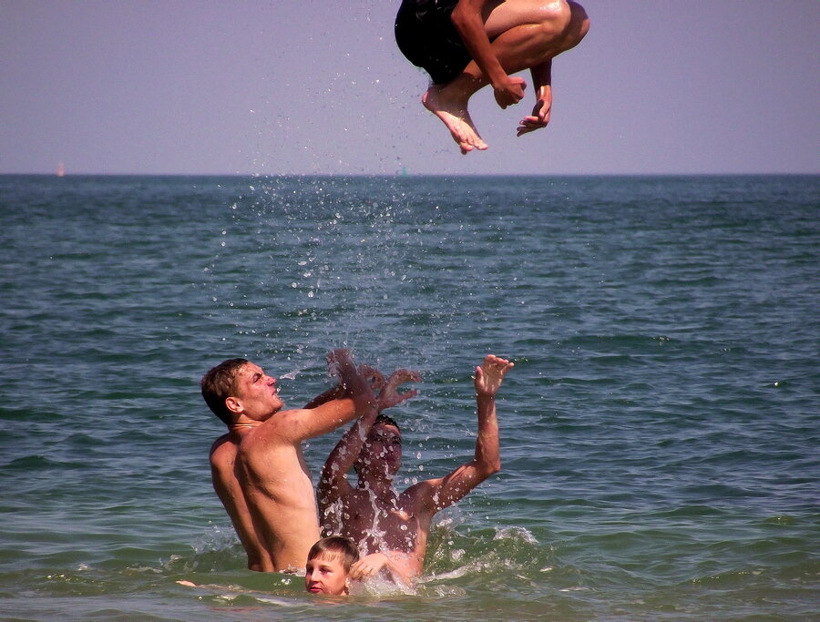 У меня много фотографий уже современных, но то, что на них, практически не отличается от морских игр моего детства. А снимала в тех же местах )))