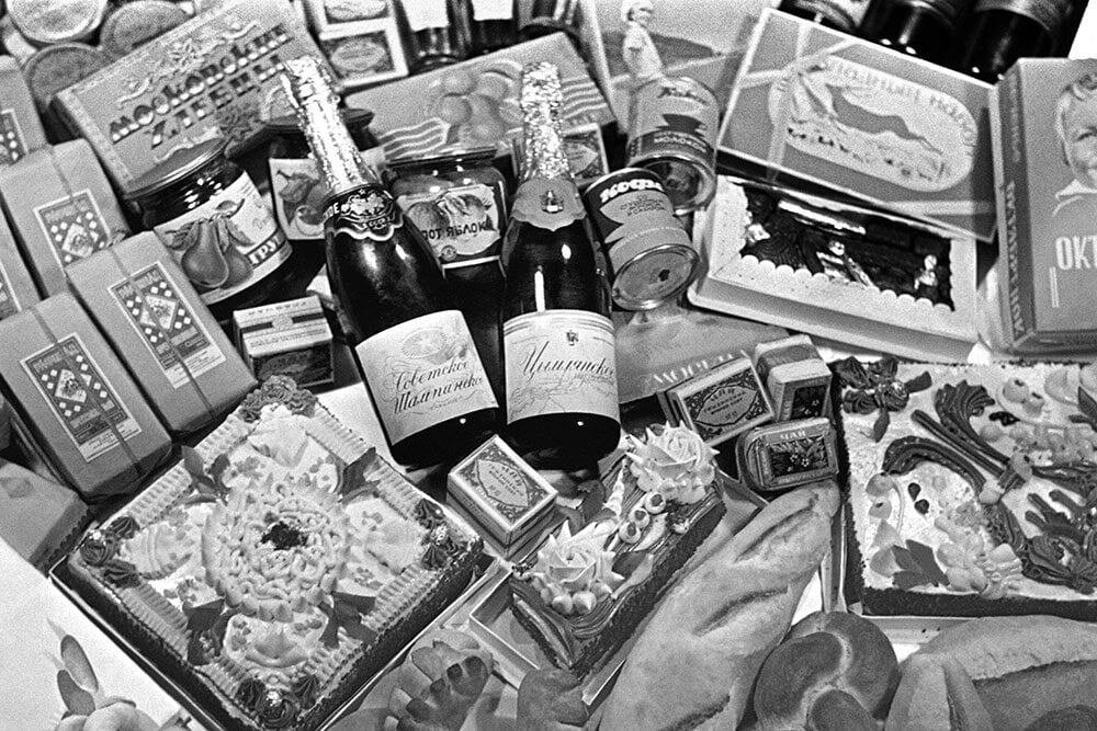 Праздничный ассортимент в Елисеевском магазине в Москве, 1954 год. Автор фото - А. Гаранин. Источник фото: soviet-postcards.com