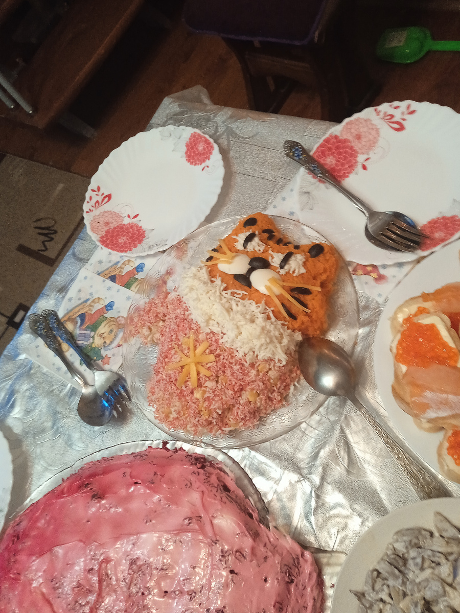 Салат с крабовыми палочками.