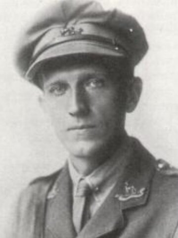 Алан Милн участвовал в Первой мировой войне, в качестве офицера