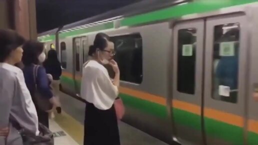 Японки в метро видео. Метро в Японии в час пик. Чикан в метро Японии. Пригожин японское метро. Запихивают в метро Япония.
