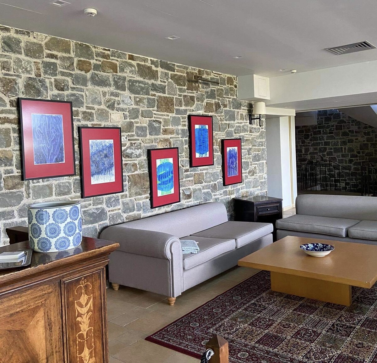 Работы греческой художницы Ирини Пагони в лобби греческого отеля 