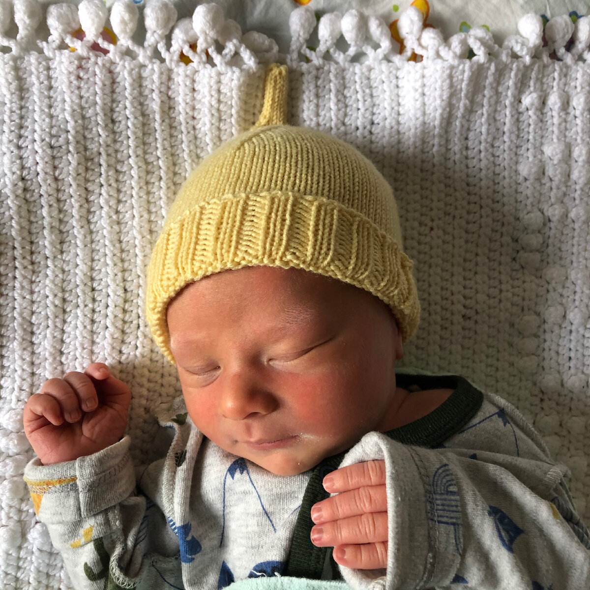 Вязаная шапочка для новорожденного спицами: утепляем малыша вместе