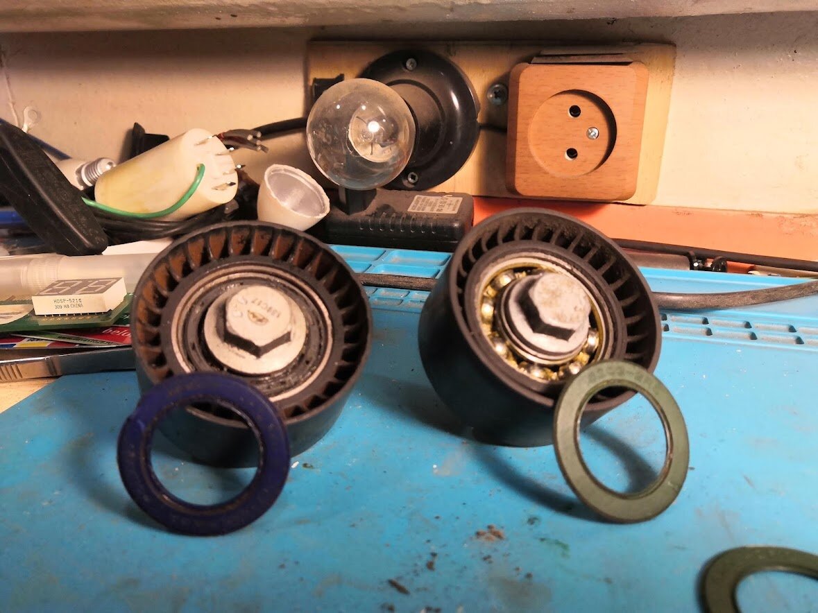 слева родной (что ставят на заводе), справа Contitech