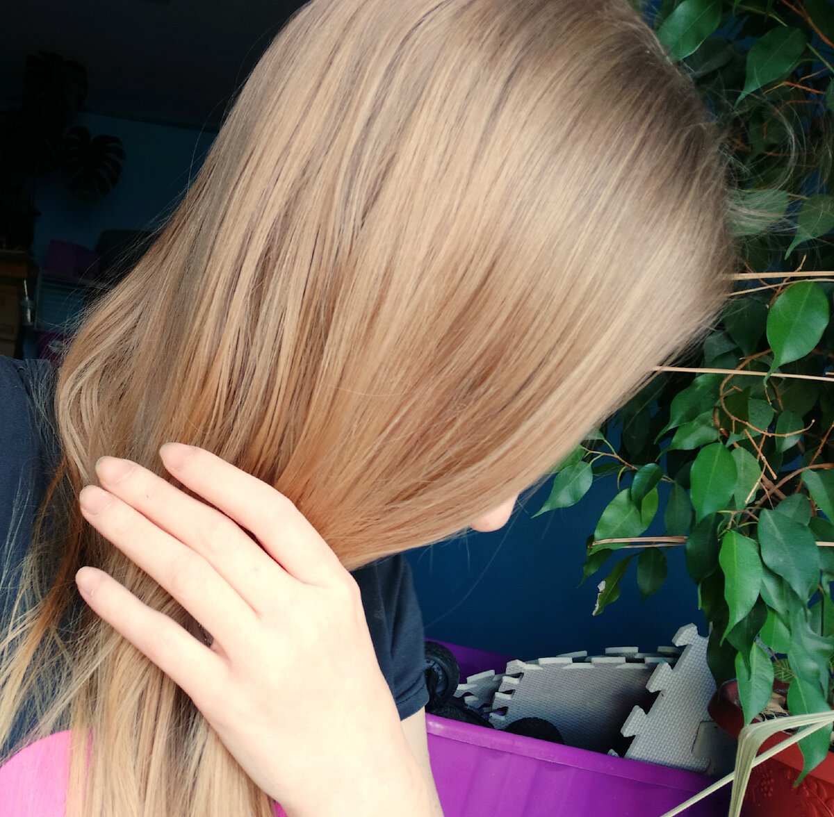 Фото автора. Мои волосы после филлера. Смывать его не нужно