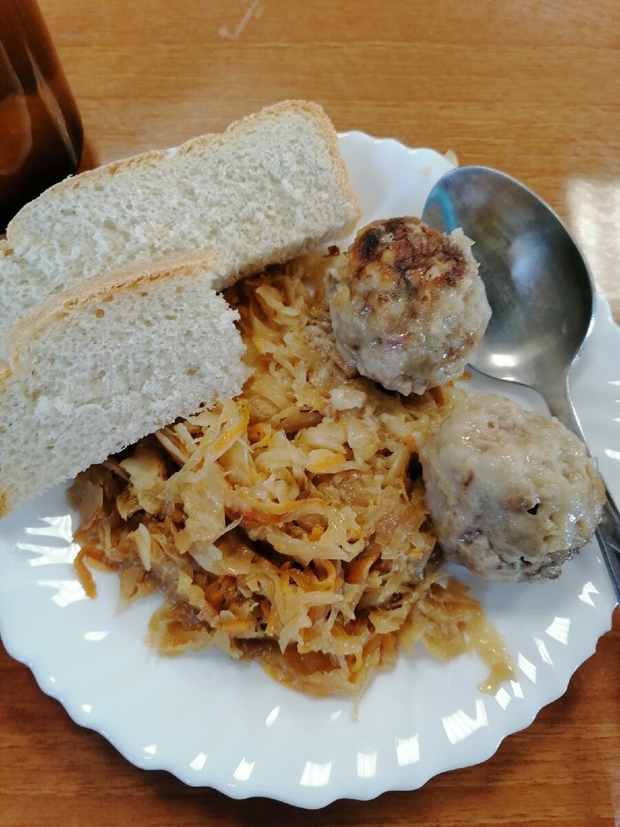 обед в столовой