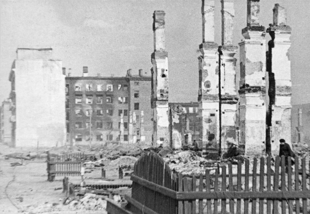 Разрушенные в результате немецкой бомбардировки дома в районе проспекта Ленина и улицы К. Маркса в Мурманске. 