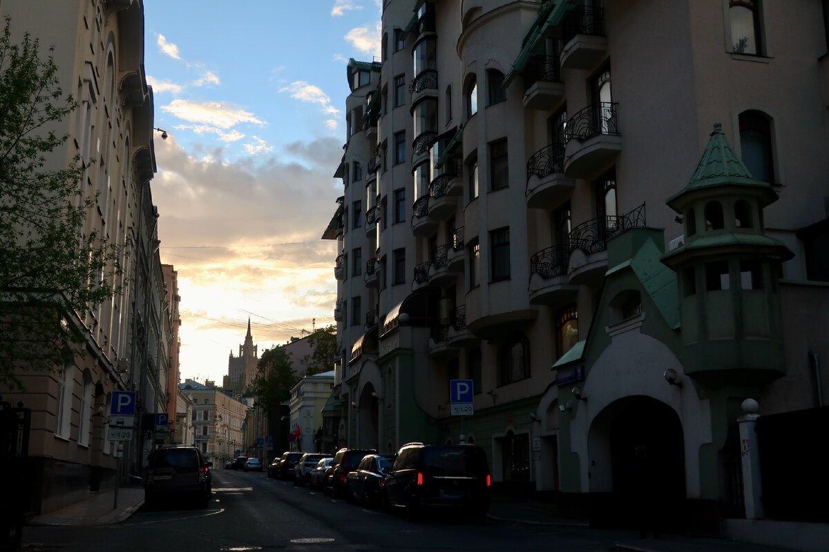 Москва ул остоженка. По Москве.