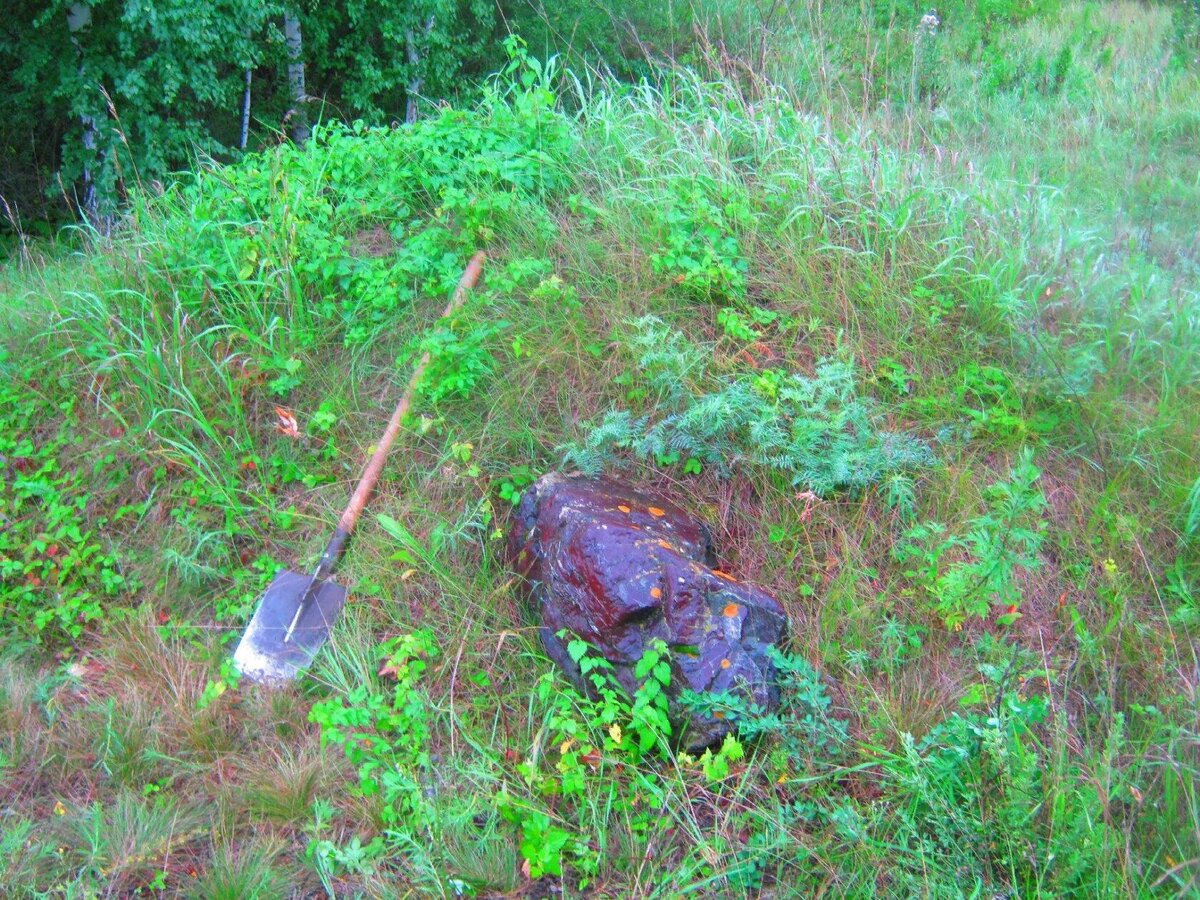 На снимках обнаруженные мною каменные глыбы на месте предполагаемого древнего могильника. На верхней фотографии – яшмоид, на нижнем снимке камни кварцевого происхождения.