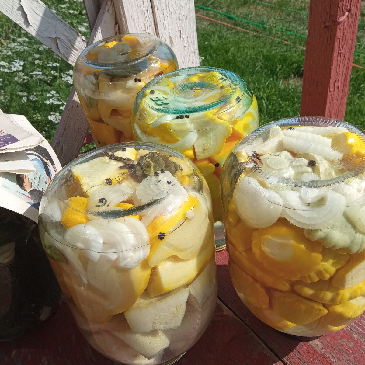 Патиссоны в луковом маринаде.