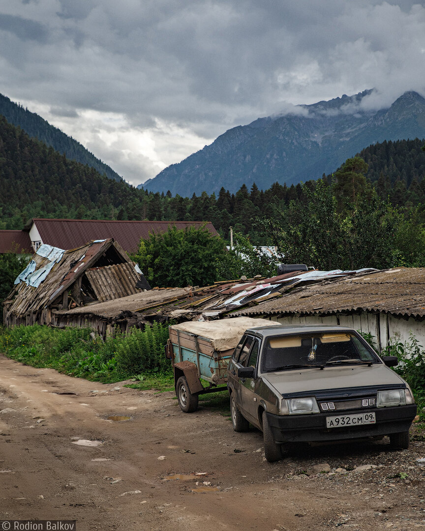 Деревня окружена горами, очень красивые виды - куда не глянь. А небрежность построек, старых автомобилей, быта жильцов придаёт атмосферы глубинки
