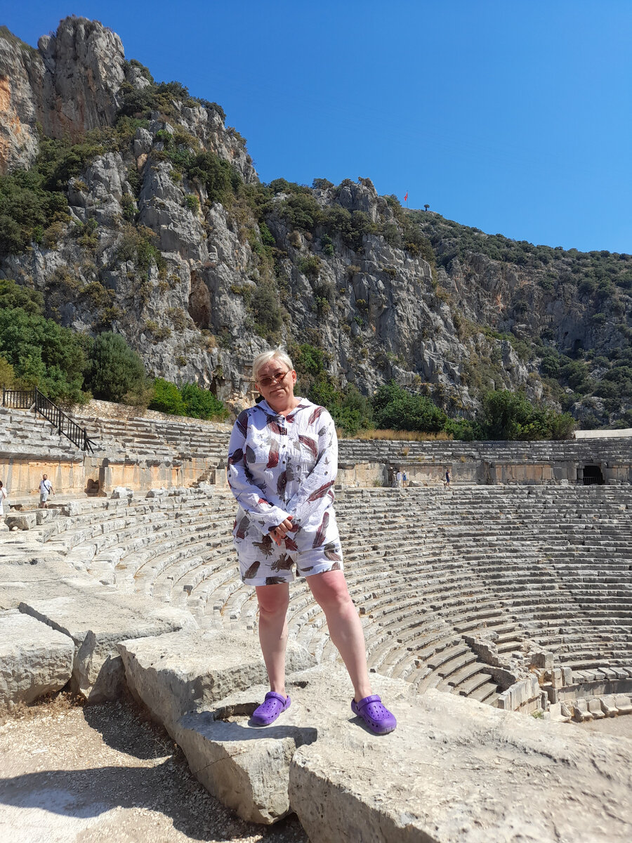 На руинах греко-римского амфитеатра