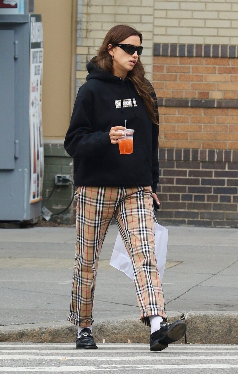    Ирина Шейк на прогулке в Нью-ЙоркеLegion-Media