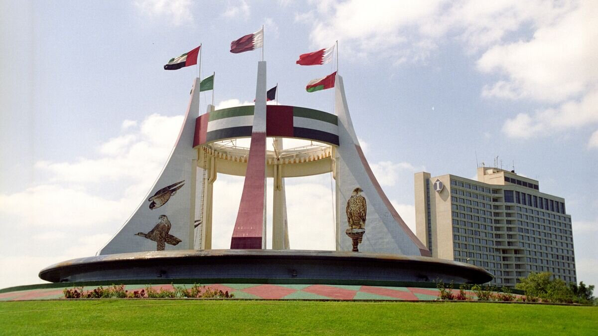    Памятник в честь создания ОАЭ© РИА Новости / Юрий Абрамочкин