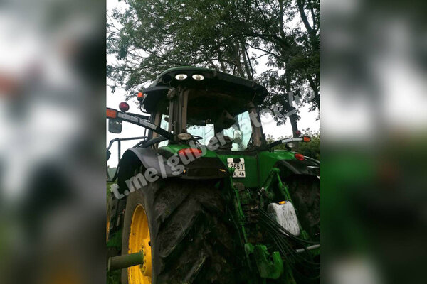 Трактор, который подорвался на боеприпасе. Фото © t.me / Роман Старовойт