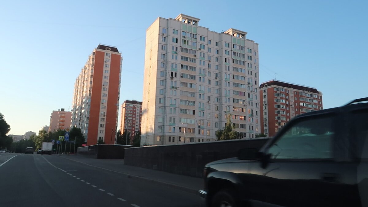 Вот такие красные дома часто встречаются в районе. Но говорят, в них очень плохая шумоизоляция