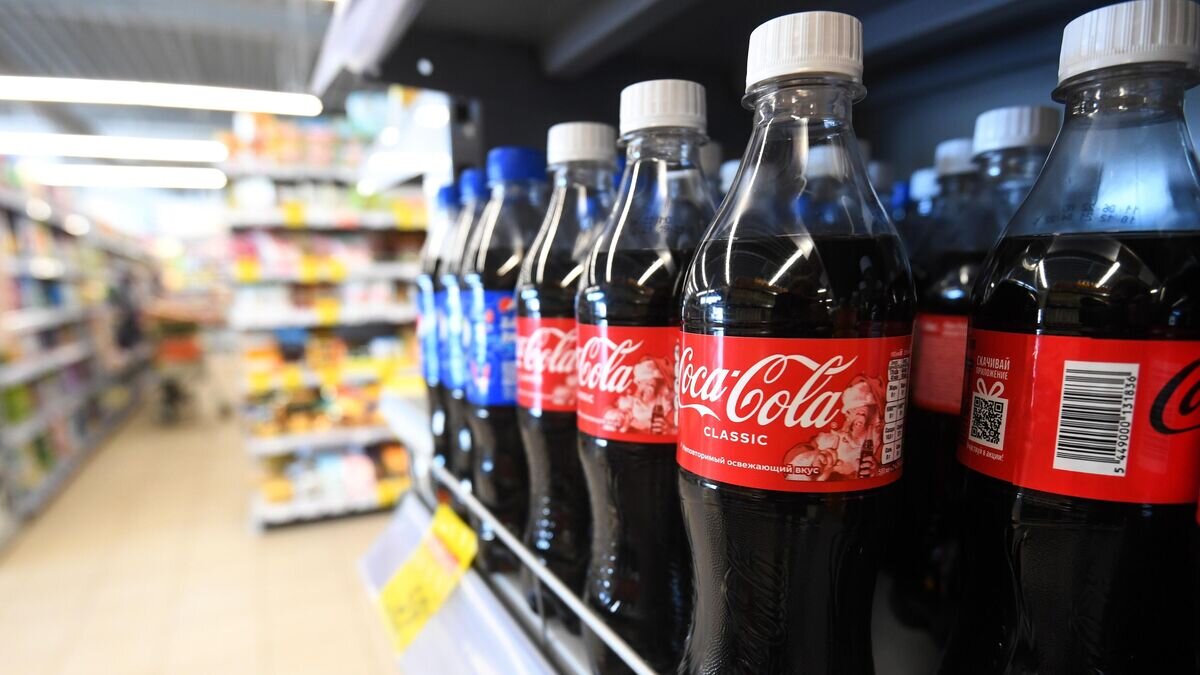    Бутылки с газированным напитком Coca-Cola на полке супермаркета в Москве© РИА Новости / Кирилл Каллиников