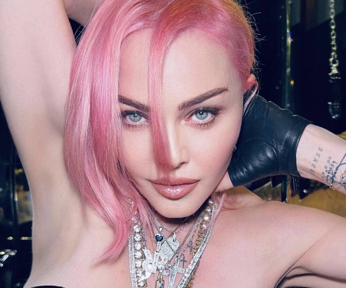     «Необычно!»: Мадонна с розовыми волосами в прозрачном корсете ошеломила фанатов